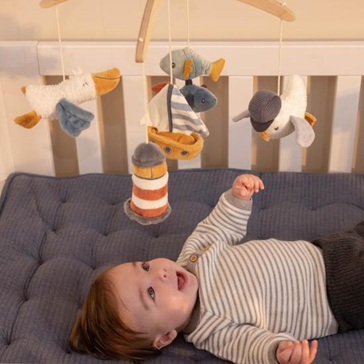 Mobile-Musicale-Mer Mobile musical en bois Mer. Couleurs, formes et mouvements du mobile stimulent la curiosité de Bébé et l'encouragent à explorer son environnement.