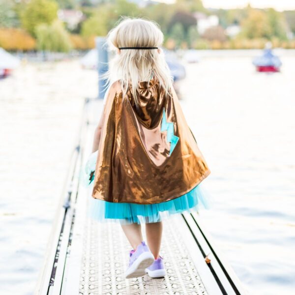 Découvrez ce magnifique ensemble 3 pièces : le Tutu couleur turquoise, la Cape et le Masque couleur cuivre. Une tenue qui peut être portée par de super-héros ou des rock star !