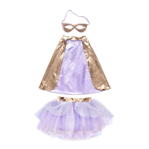 Découvrez ce magnifique ensemble 3 pièces : le Tutu couleur lilas, la Cape et le Masque couleur or. Une tenue qui peut être portée par de super-héros ou des rock star !