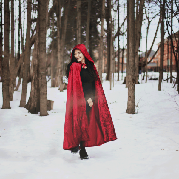 Découvrez cette magnifique Cape du Petit Chaperon Rouge pour adulte directement inspirée du conte de Charles Perrault.