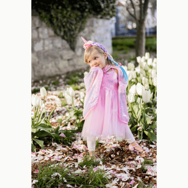 Cette cape en paillettes rose est conçue avec une fermeture pratique à velcro, permettant aux enfants de l'enfiler et de l'enlever rapidement et facilement.