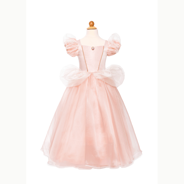 Cette robe est rehaussée de garnitures dorées, d'organza scintillant et de deux couches de tulle sur le dessus de la jupe cerceau en satin rose.