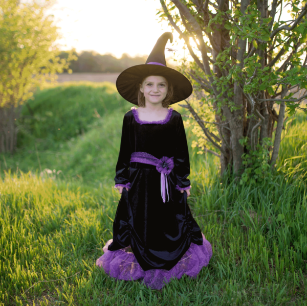 Découvrez cette magnifique Robe de sorcière en velours Vera pour enfants de 7/8 ans avec son chapeau pointu assorti.